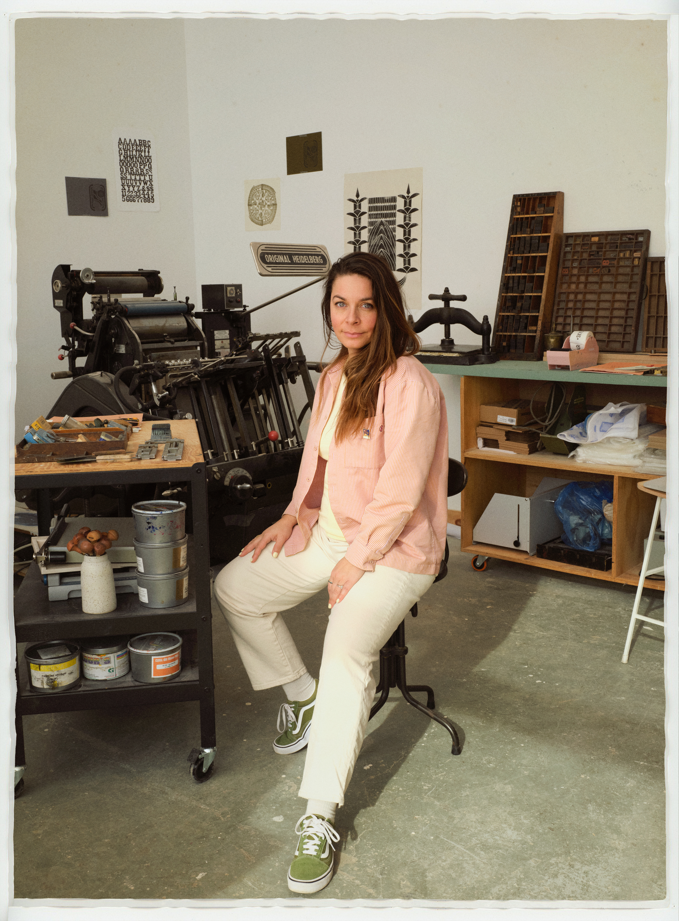 Portrait d'Elena Radeva dans son atelier